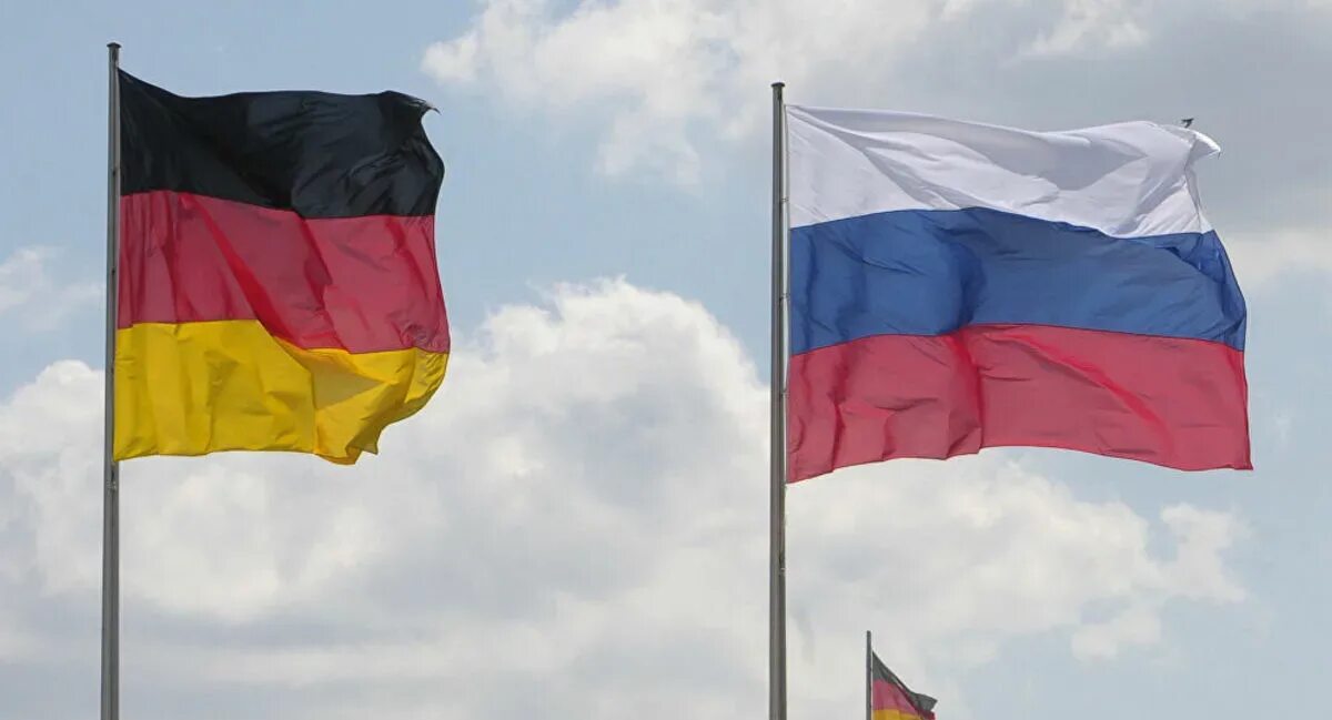 Флаги РФ И ФРГ. Флаг ФРГ И России. Германия РФ флаг. Россия и Германия.
