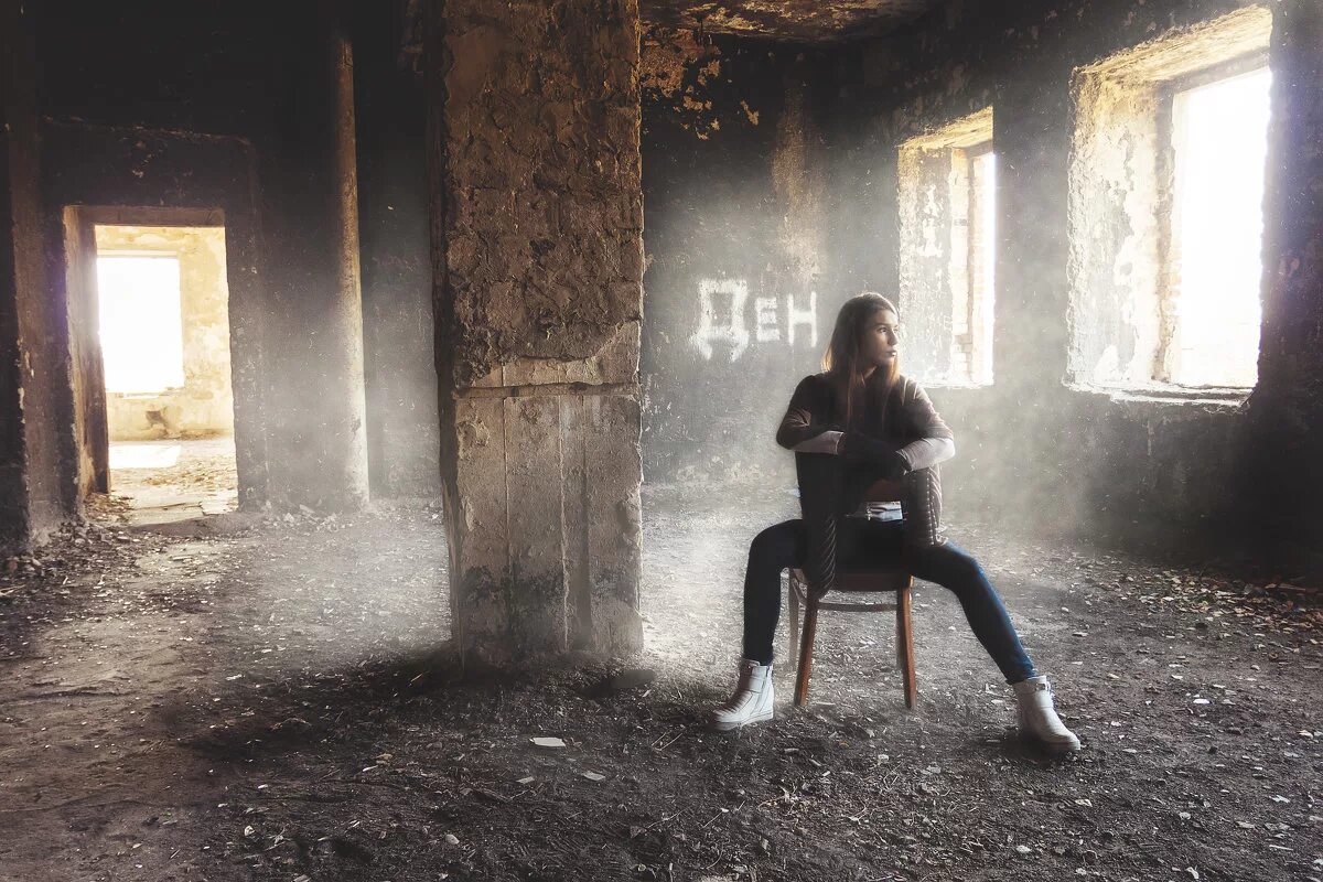 патрик шичфилд фотоработы. безлюдный человек. фотосессия в заброшенном доме. люди в заброшенном доме. фотосессия на заброшенном заводе.