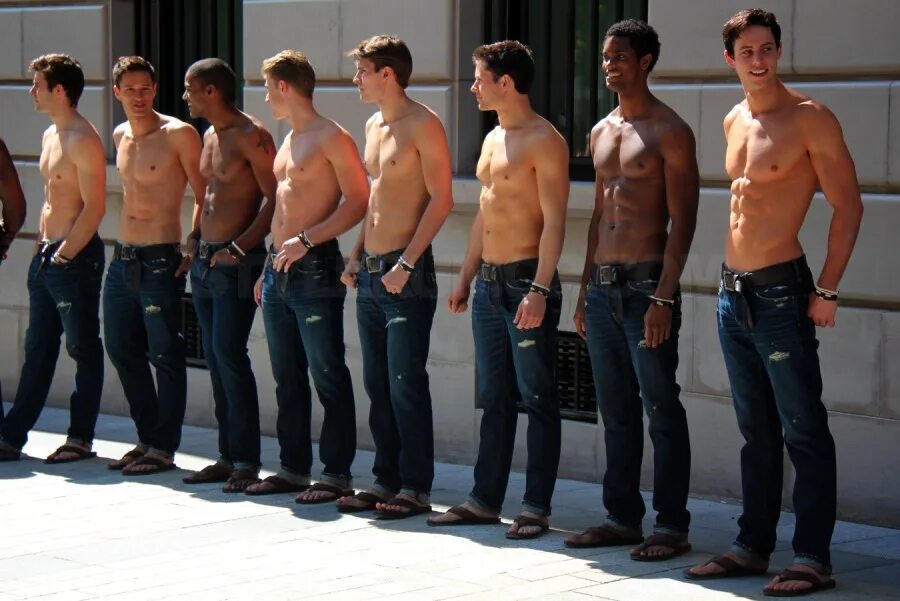 Много мальчиков смотрело. Abercrombie & Fitch guys. Несколько красивых мужчин. Группа парней в джинсах. Куча красивых мужчин.