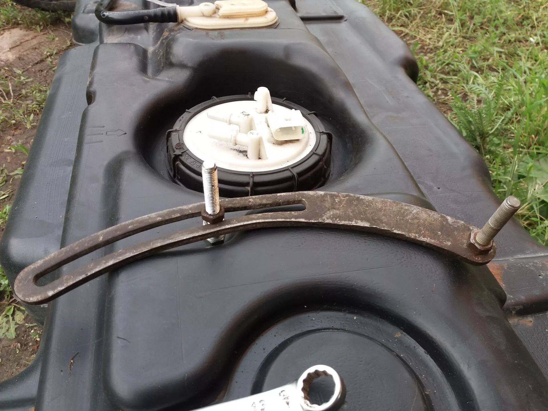 Промывка бака мотороллера. Диаметр пластиковой гайки крепления бензонасоса на тойота королла 150. Промывка топливного фильтра в баке. Промывка топливного бака. Чистка бака ваг.