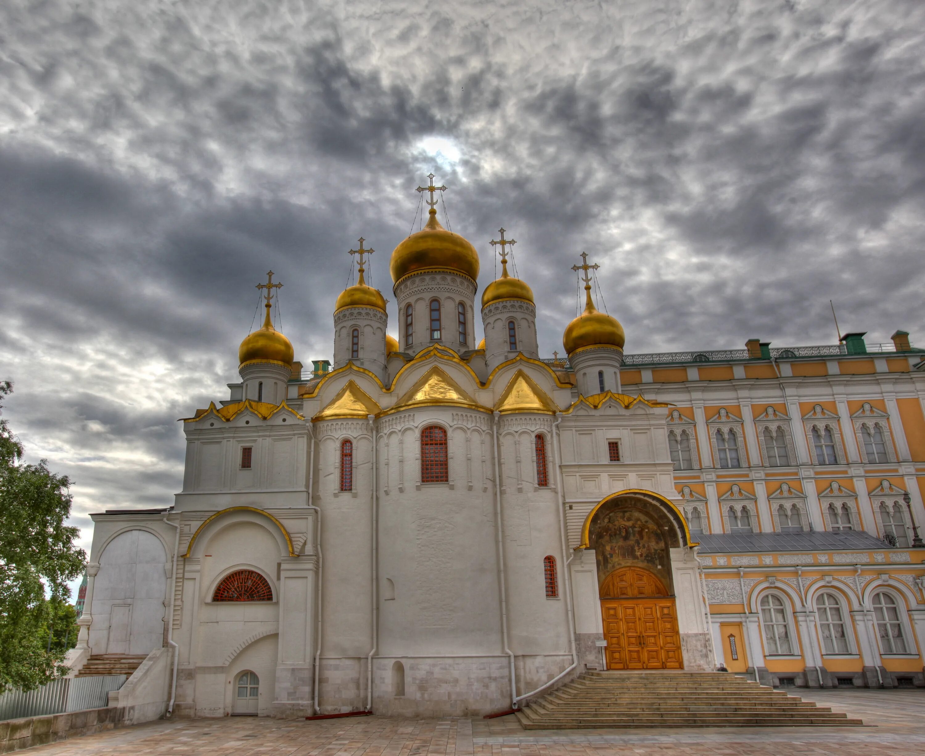 Успенский благовещенский архангельский соборы московского кремля. Сколько лет собору. Благовещенский собор московский кремль 1484-1489. Благовещенский и успенский соборы московского кремля. Благовещенский собор московского кремля.