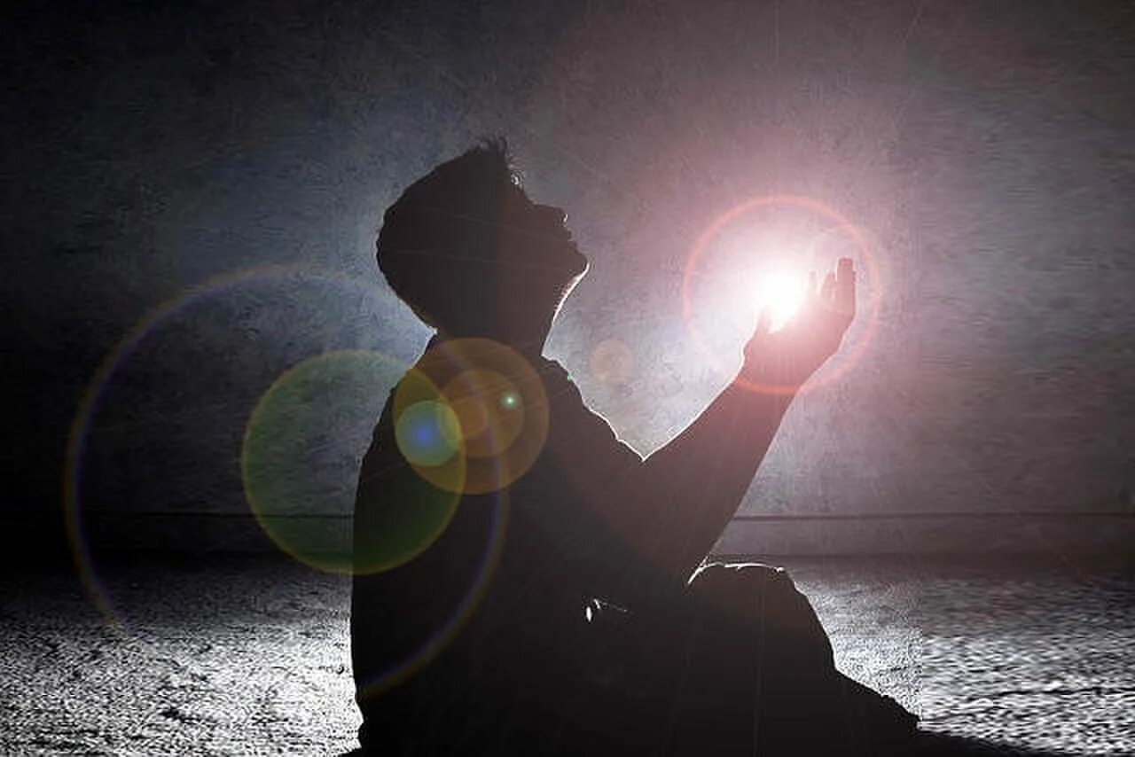 Человек свет. Светлая память. Свет в храме. Солнце в ладошках. Православная девушка.