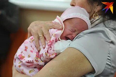 Новорожденный плачет на руках