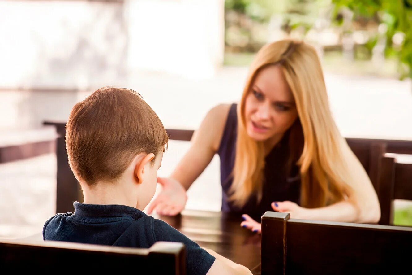 Борис стихотворение перемена. Плохое поведение ребенка родители. Мальчик с рогаткой. Плохое поведение читать. Плохое поведение 2013 постер.