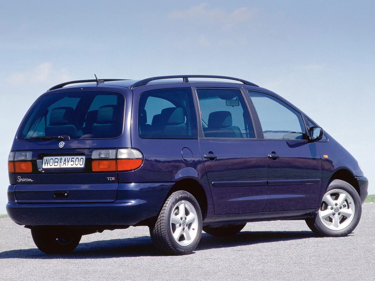 Фольксваген шаран 1 поколение. Фольксваген Шаран 1995. Фольксваген Шаран 1. Volkswagen Sharan 1.9 МТ 2000. Volkswagen Sharan 1 поколение.