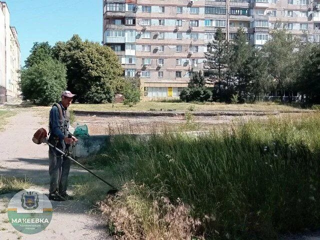 Фото подъезда с улицы. Червоногвардейский район макеевки. Убрали территорию дома. Типичная макеевка черный. Типичная макеевка черный.
