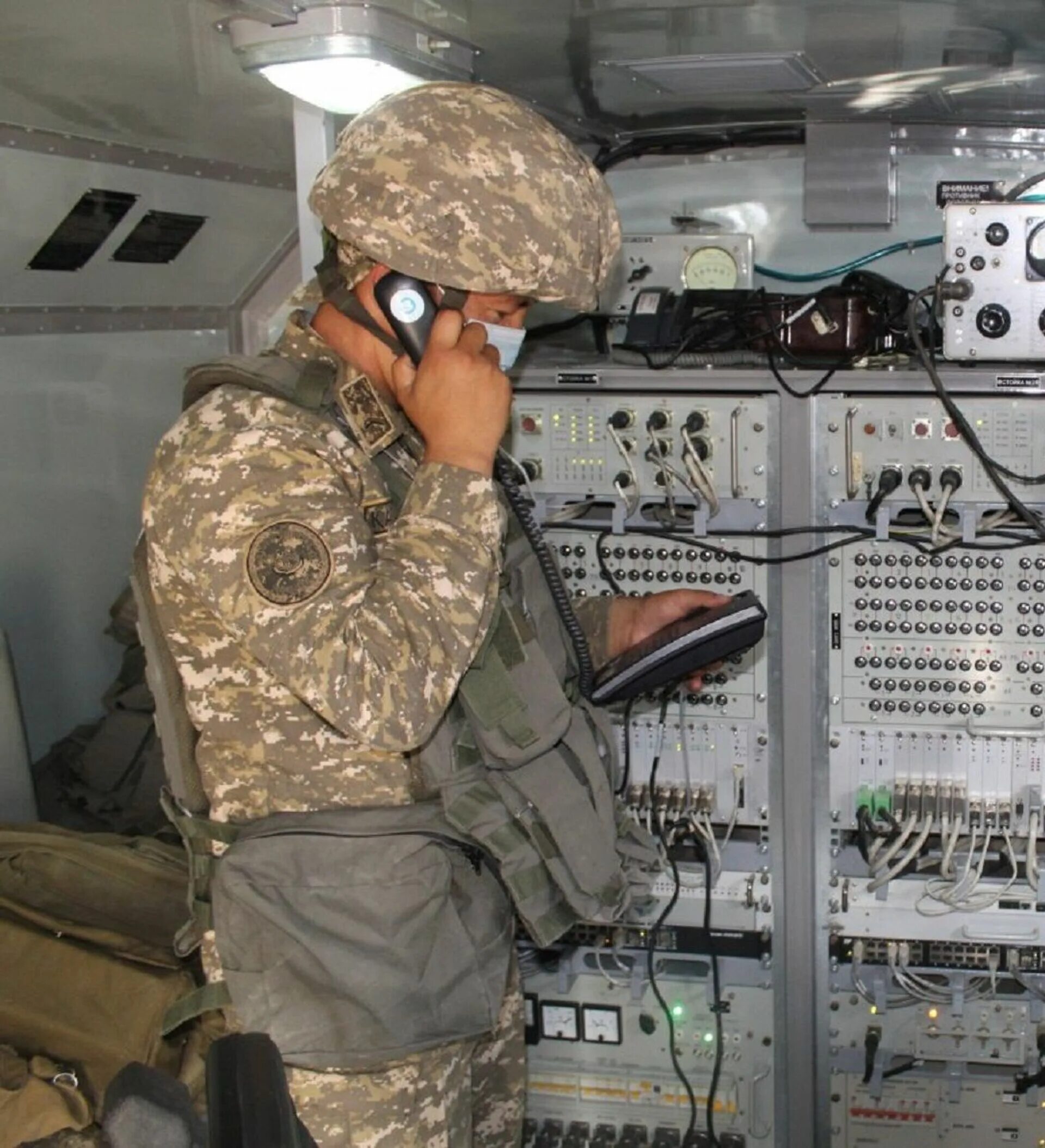 Р-378а автоматизированная станция помех кв радиосвязи. Центр радиосвязи. Радиостанция апекс-351. Средства связи вс сша. Радиотелефонная связь схема.