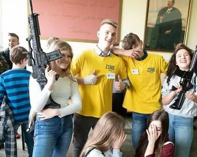 Подросток в польше с крестом руках