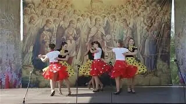 Веселые девчата слушать. Группа веселые девчата. весёлые девчата 10 штук.