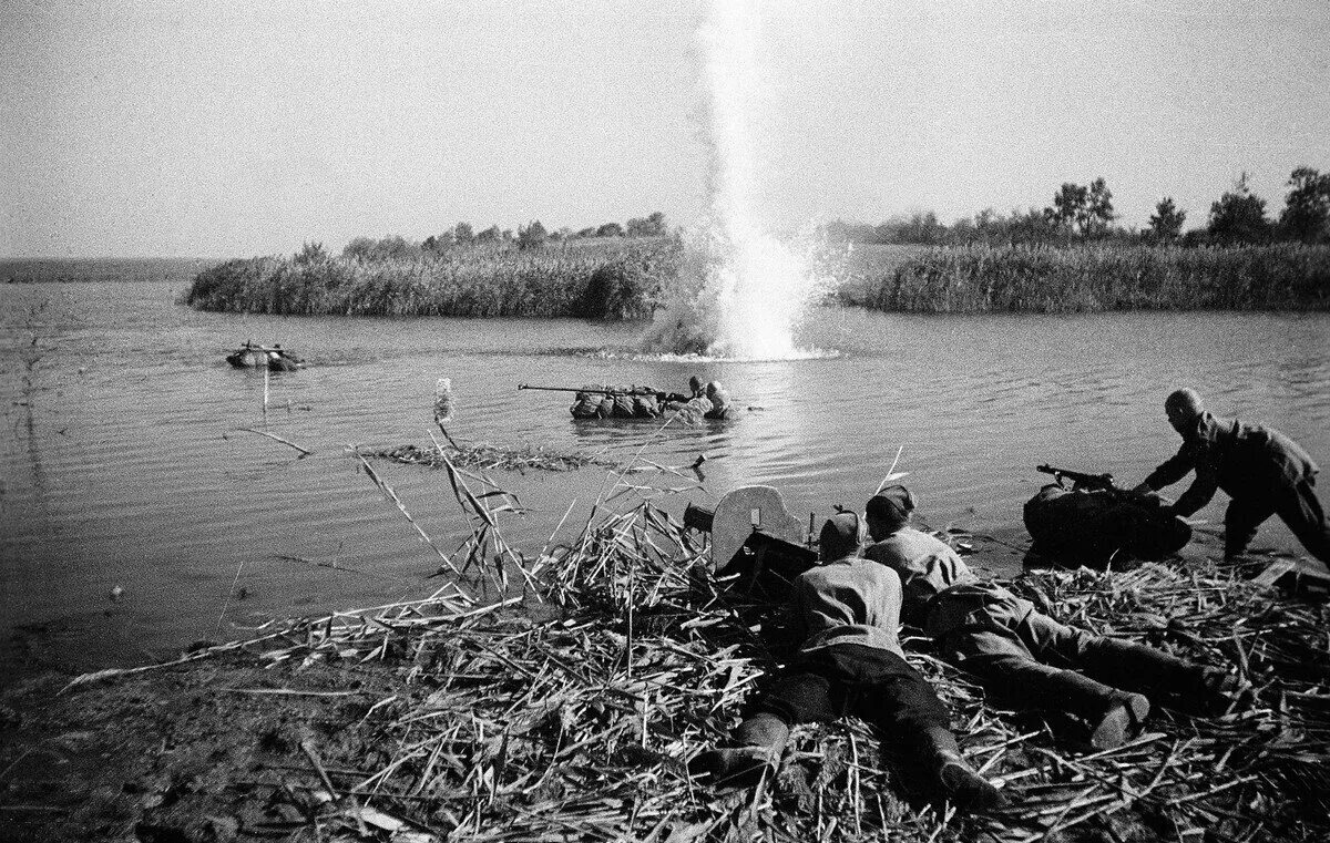 Переправа днепр. Битва за Днепр форсирование Днепра. Битва за Днепр 1944. Битва за Днепр 1943. Форсирование реки Днепр в 1943 году.