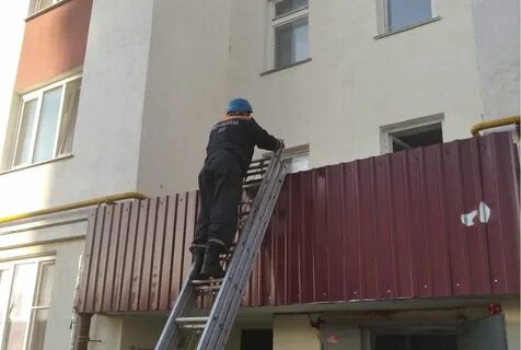 Девочка упала на козырек подъезда