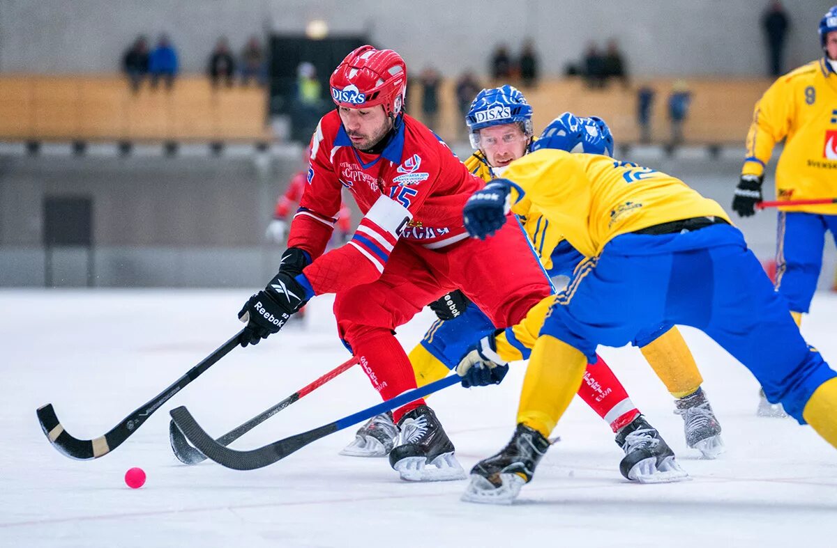 Бенди расписание игр. Bandy хоккей с мячом. Рус БЕНДИ хоккей с мячом. БЕНДИ игра хоккей. БЕНДИ хоккей с мячом Чемпионат.