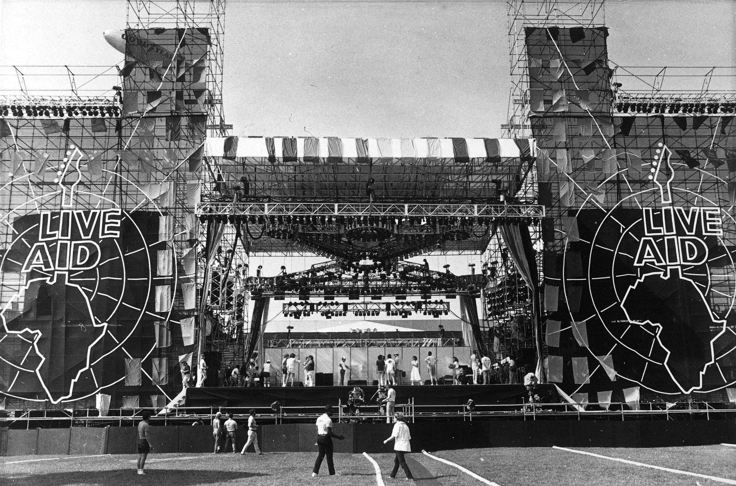Стадион 1985. Стадион уэмбли 1985. live aid 1985 pink floyd. уэмбли старый 1985 стадион. jfk стадион.
