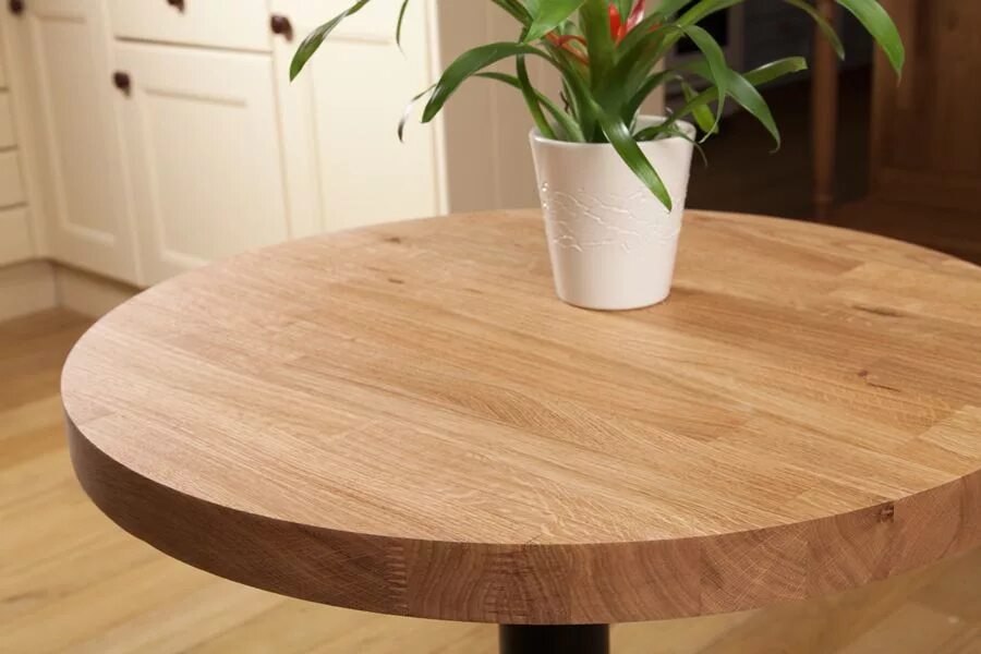 Simple table. Круглая столешница. круглая столешница в близком плане. table. wooden tabletop.