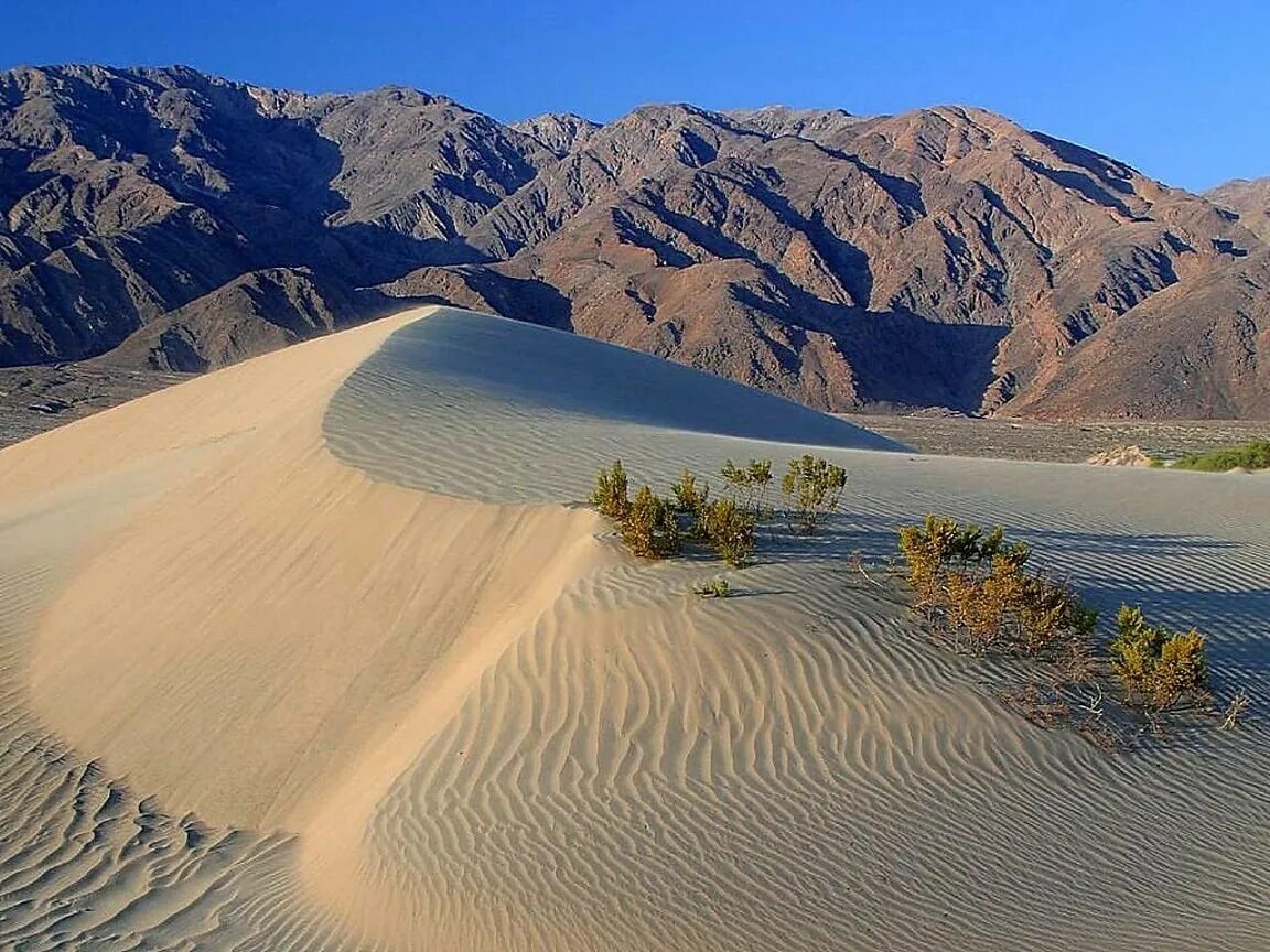 Долина Мохаве. Долина смерти Мохаве. Пустыня Мохаве горы. Пустыня Мохаве Долина смерти.