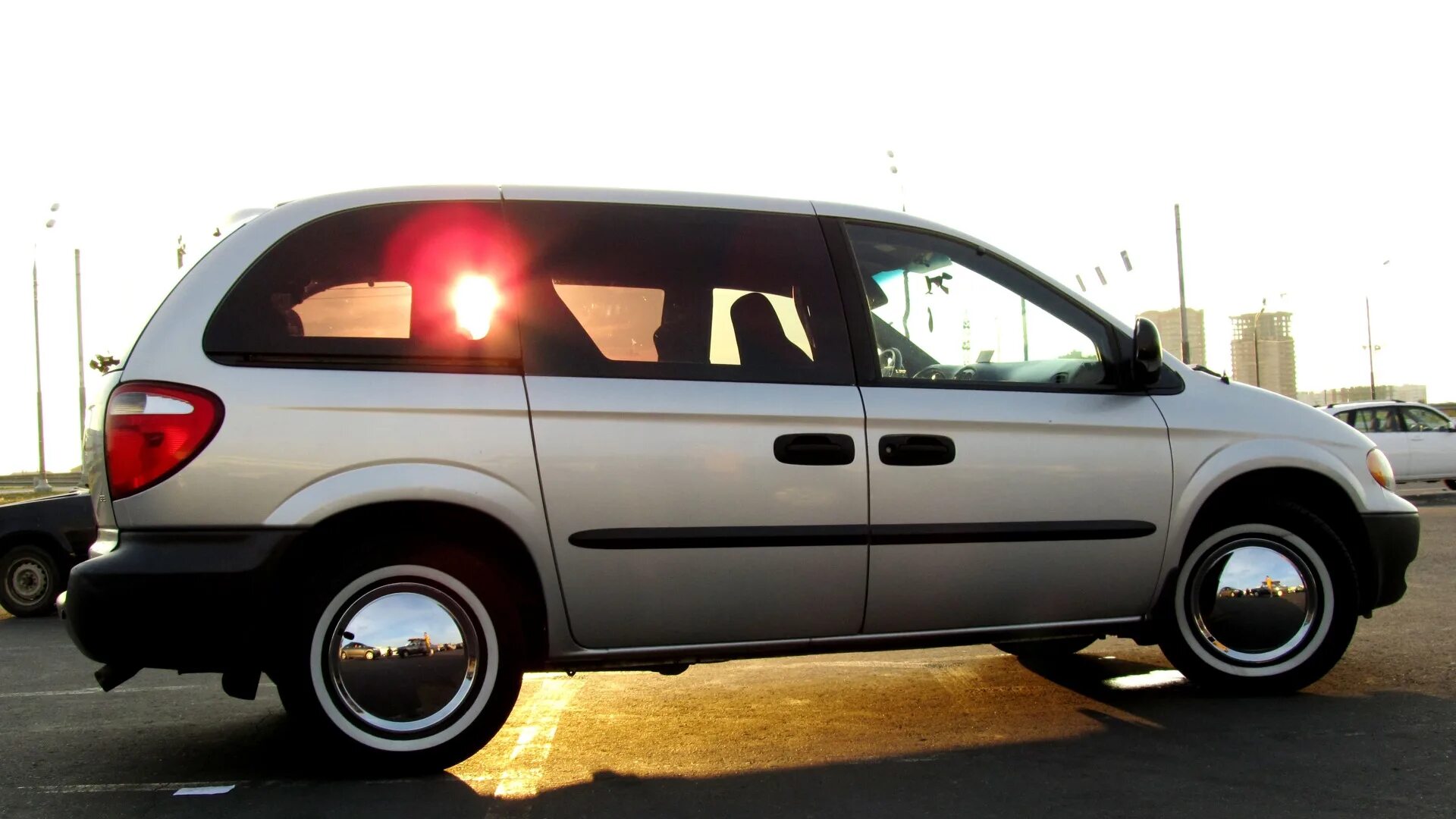 Колеса dodge caravan. Додж караван 2. Додж караван 1997. Dodge caravan 4 колесо. Dodge caravan 4 колесо.
