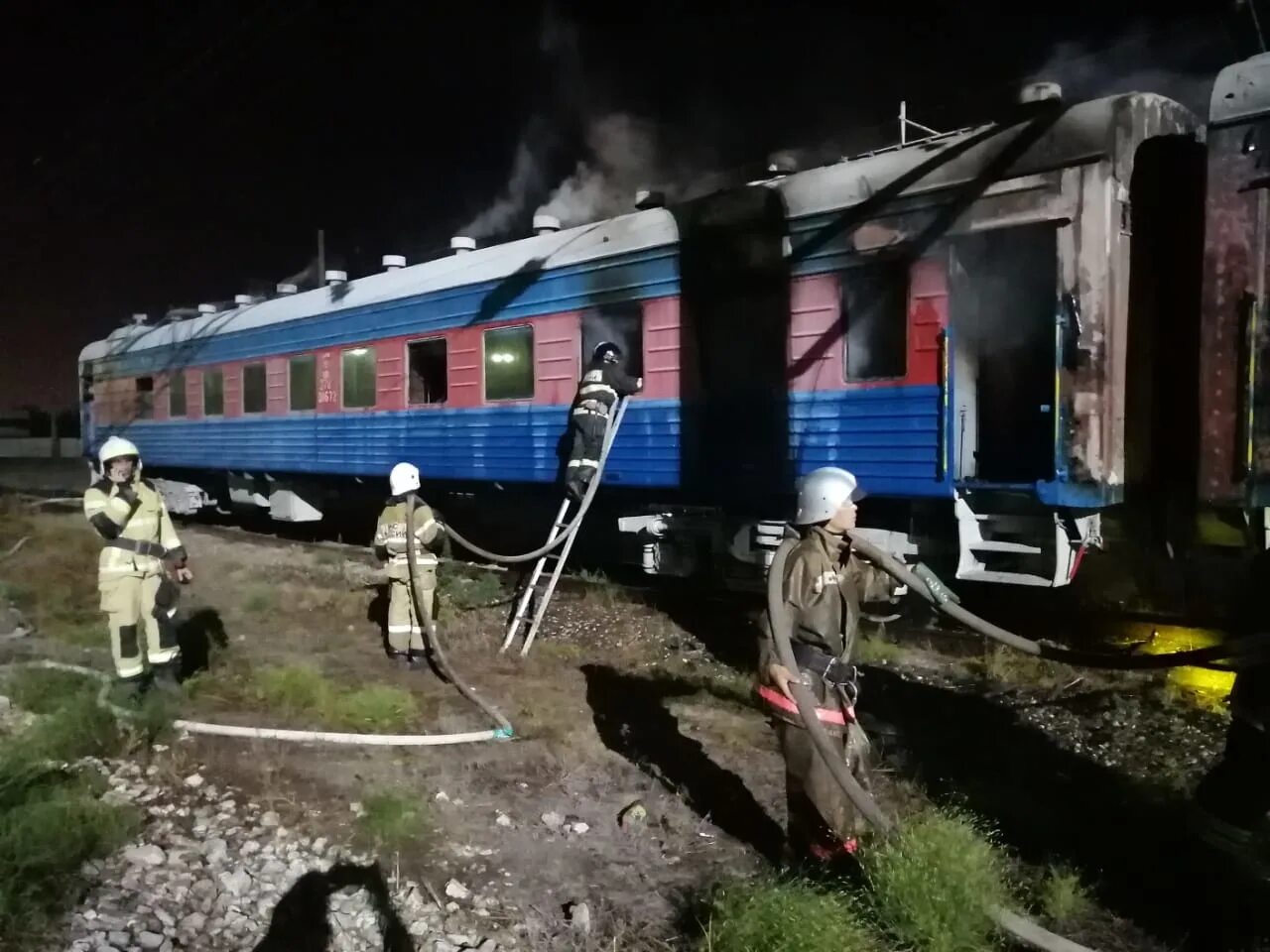 Запах дыма в квартире ваши действия. Два поезда сгорели от газа. Поезд топится углем. Запах гари в вагоне поезда. При пожаре в вагоне поезда.