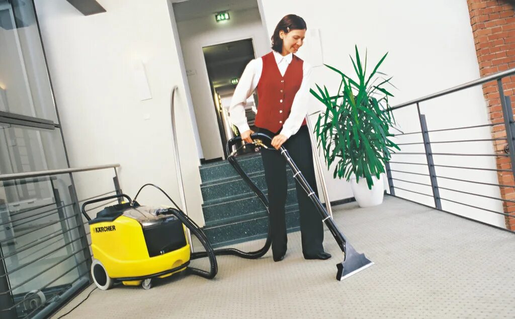 Уборка ковров моющим пылесосом. Пылесос karcher puzzi 400. моющий пылесос керхер puzzi 400. химчистка ковров пылесосом керхер. уборочная техника karcher.