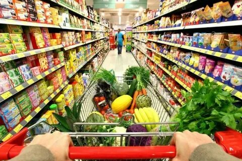 В магазине продовольственных товаров продукты
