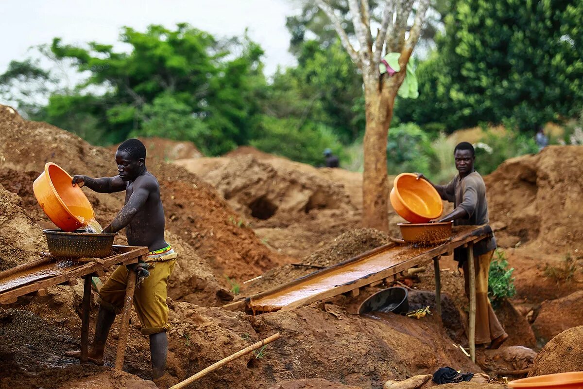 Какая добыча юар. Уганда Африка золотодобыча. Буркина Фасо добыча золота. Добыча золота в Африке. Добыча полезных ископаемых в Африке.