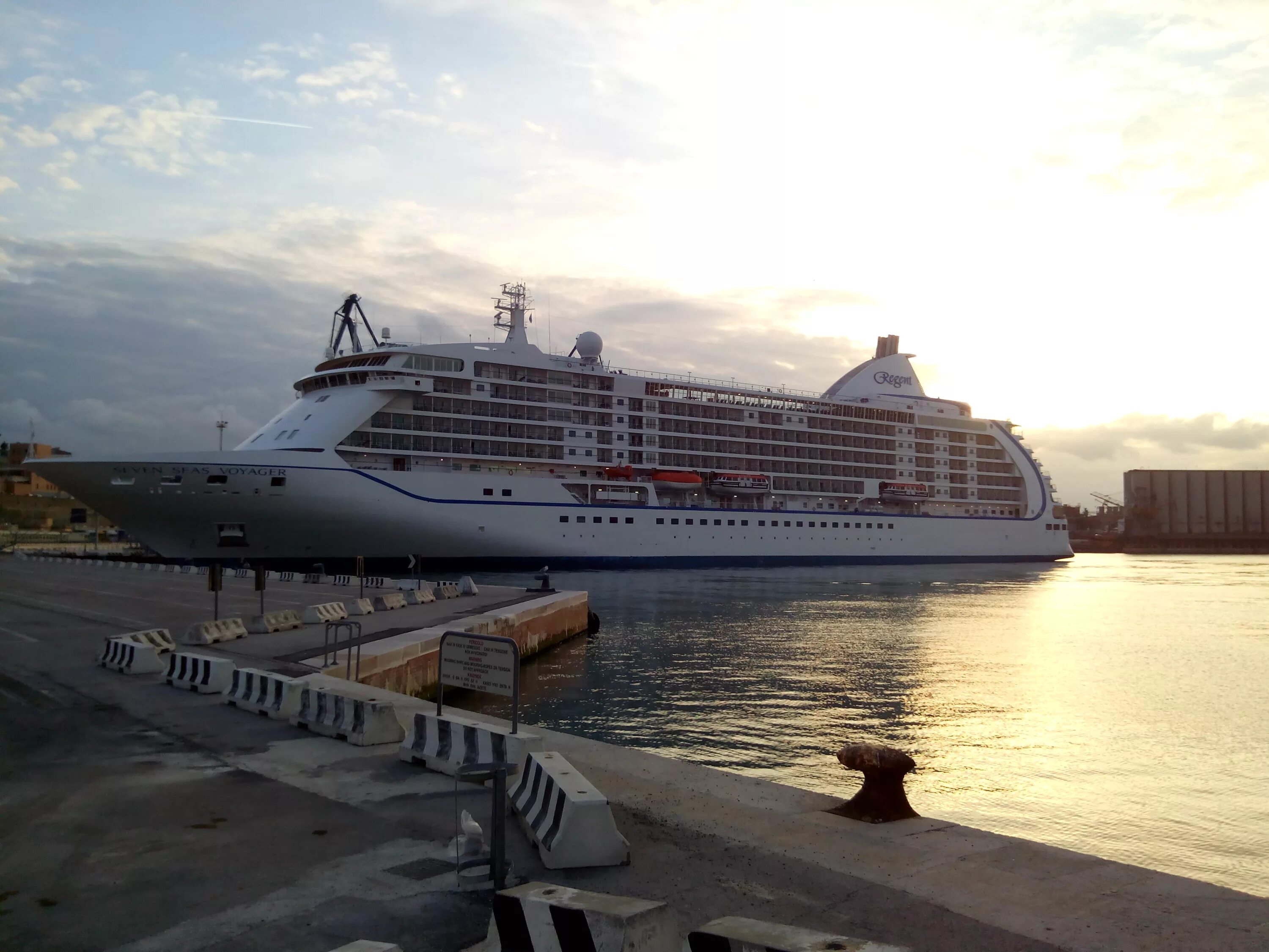 Трансатлантический круизный лайнер. Круизный лайнер "вояджер". Круизный вояджер. Корабль семь морей. Круизный лайнер sovereign.