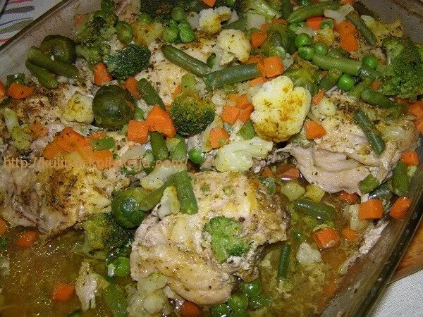 Замороженные овощи запеченные в духовке с курицей. Курица с овощами в духовке. овощная смесь запеченная в духовке.