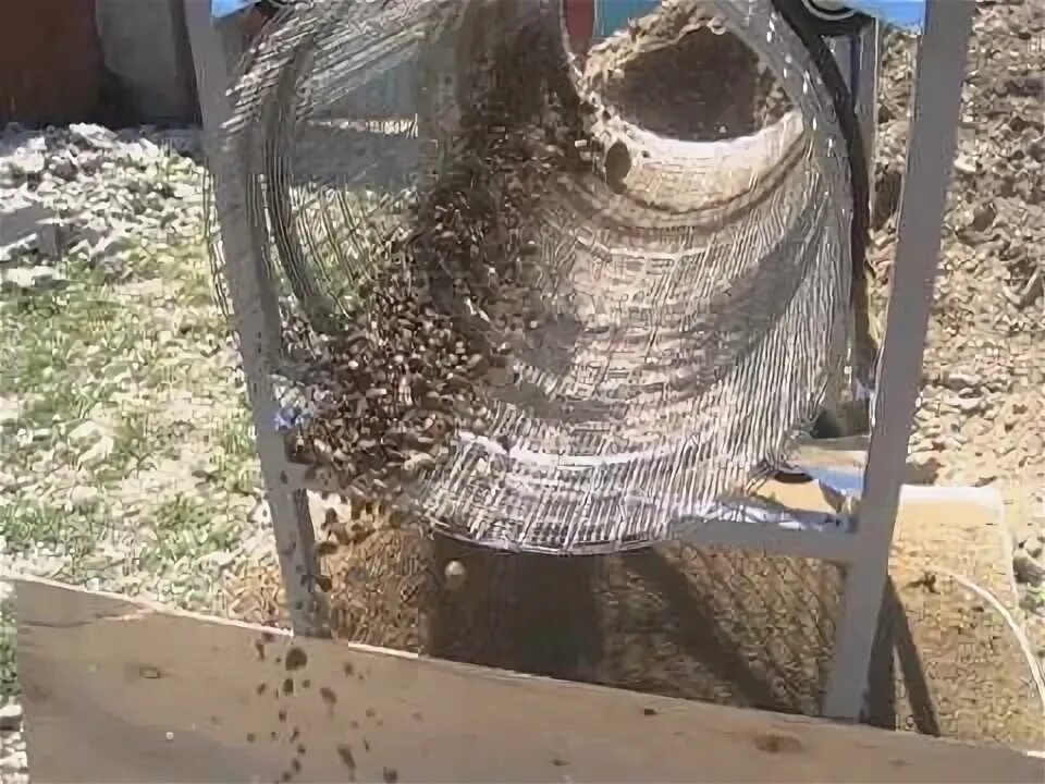 Сетка для просеивания песка и земли. Сетка для просеивания песка. Сито для золота. Сито просеивать песок. Сито для просева песка.
