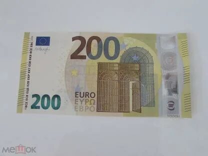 Надорванная купюра евро
