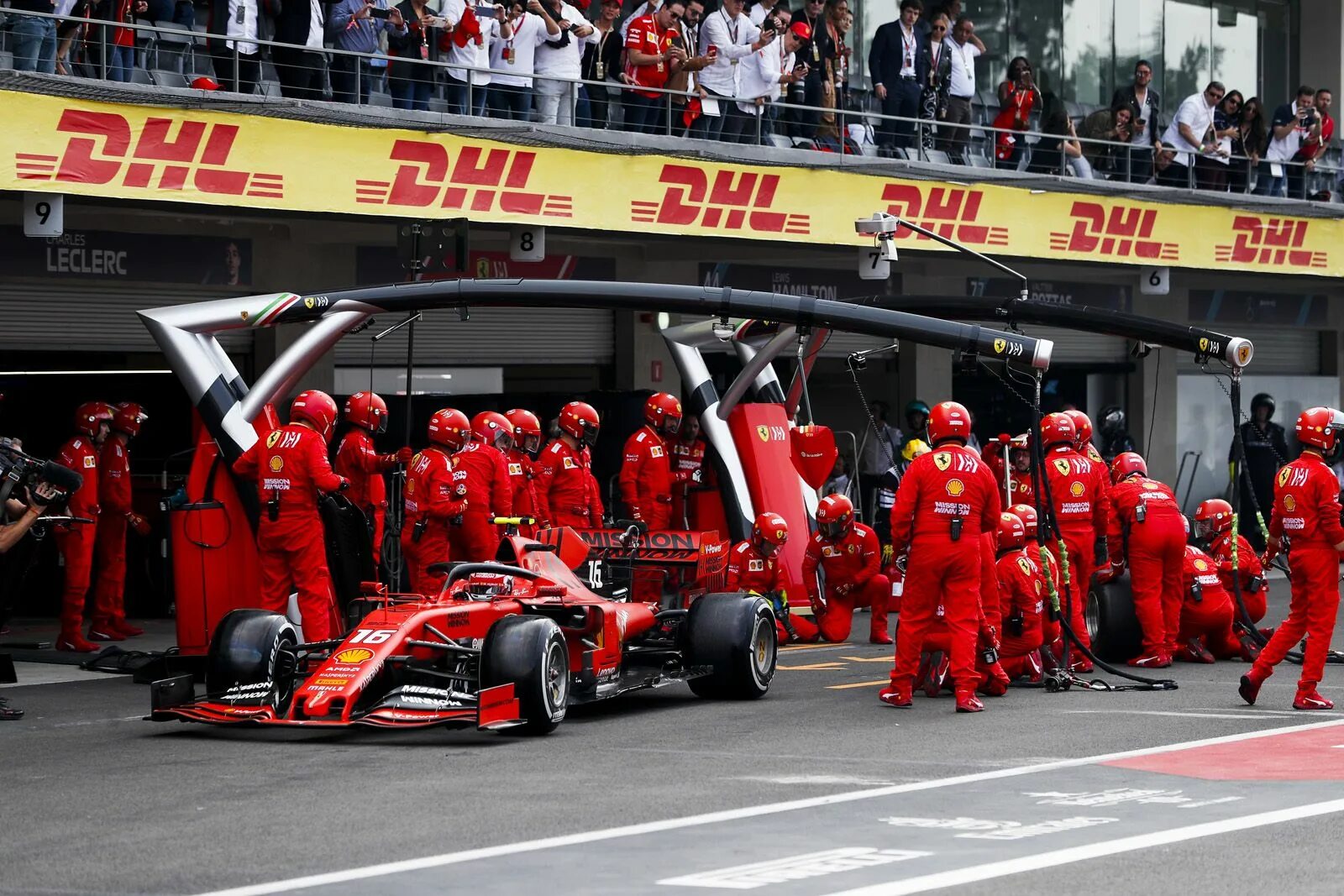 Что такое пит стоп. Пит стоп f1. питстоп формула 1 феррари. пит стоп formula 1. leclerc f1.