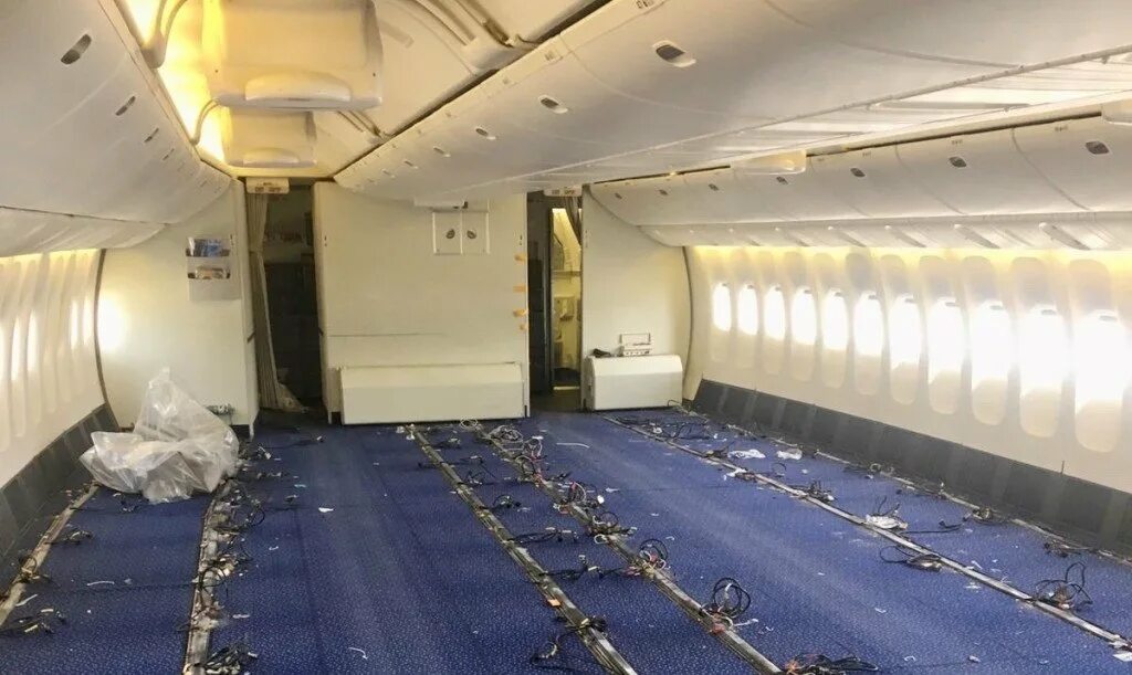 Боинг 777 салон пассажирский. Боинг 777 грузовой отсек. Грузовой Боинг 777 внутри. Самолет Боинг 777 внутри салона