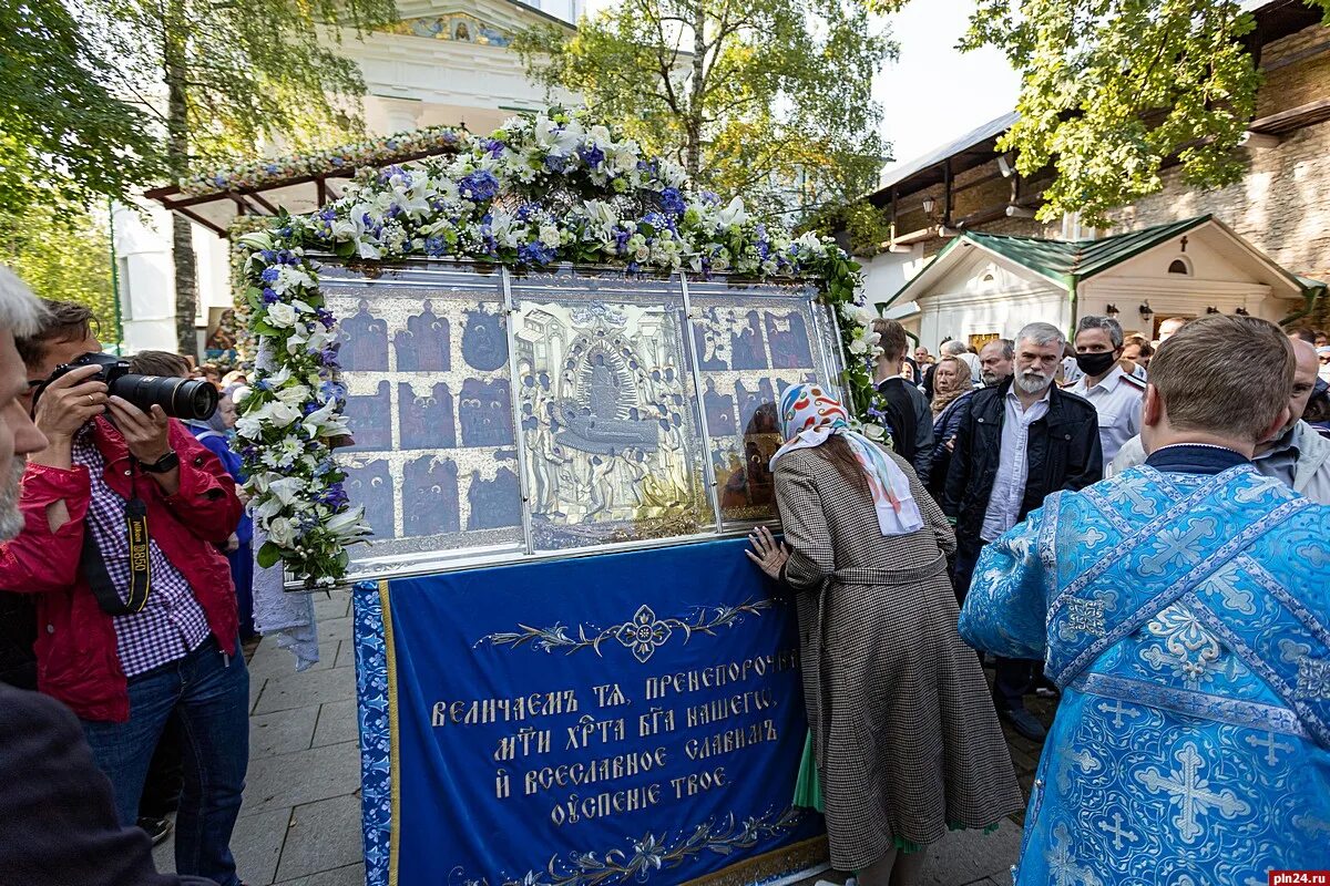 Успение в печорах 2025. Успение в псково печерском монастыре. праздник успения в псково-печерском монастыре. праздник успения в печорах 2025. праздник в печерском монастыре 28 августа.