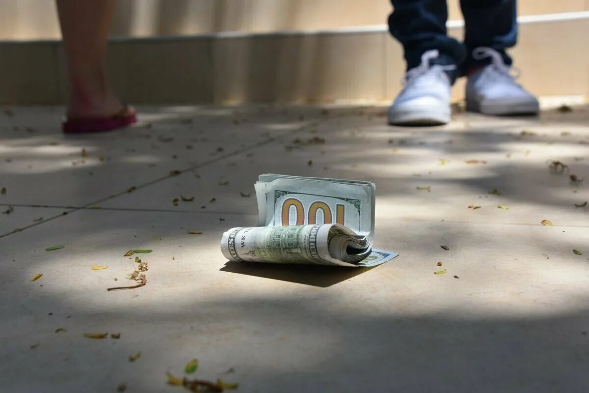 Как можно найти деньги. Деньги на дороге. деньги валяются на улице. нашел деньги. нашел деньги на дороге.