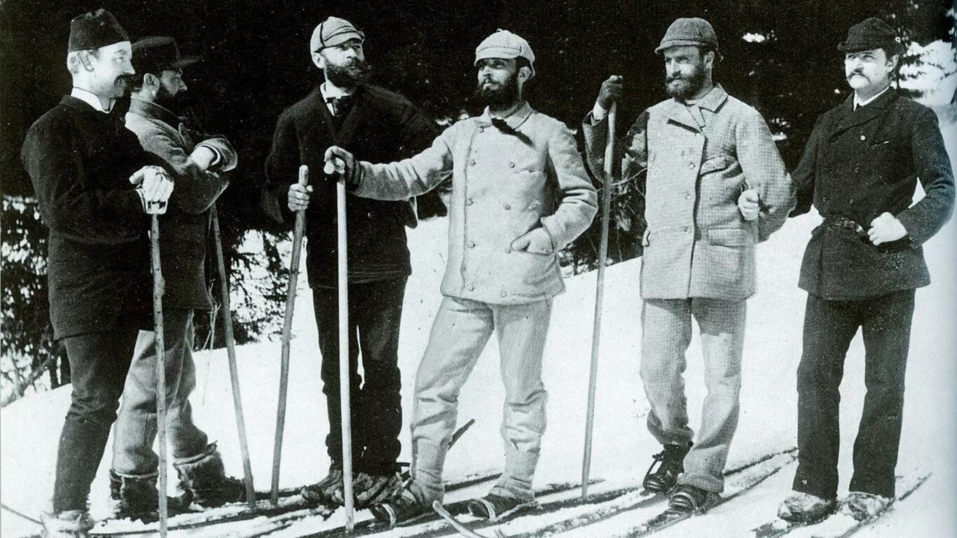 Лыжник в начале. Первые лыжники. Лыжный спорт 19 века. Первые соревнования на лыжах. Первые лыжные соревнования.