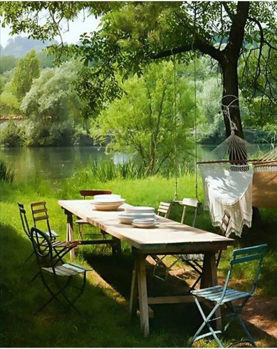 Красивые места для отдыха на природе. Красивые места для пикника. Столик в деревенском саду. Зона пикника на даче. Место отдыха в лесу.