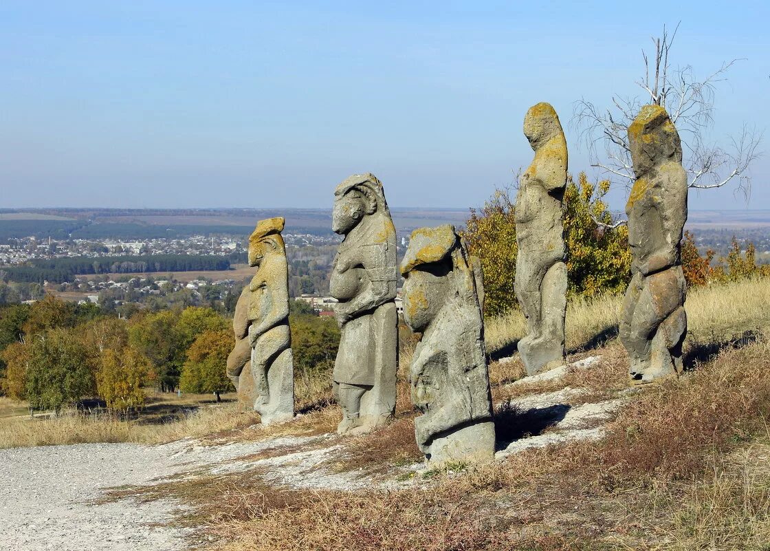 Каменные изваяния (каменные бабы) в Алтае. Половецкие каменные статуи каменные бабы. Половецкие каменные статуи Донецк. Половецкие каменные бабы Донбасс.