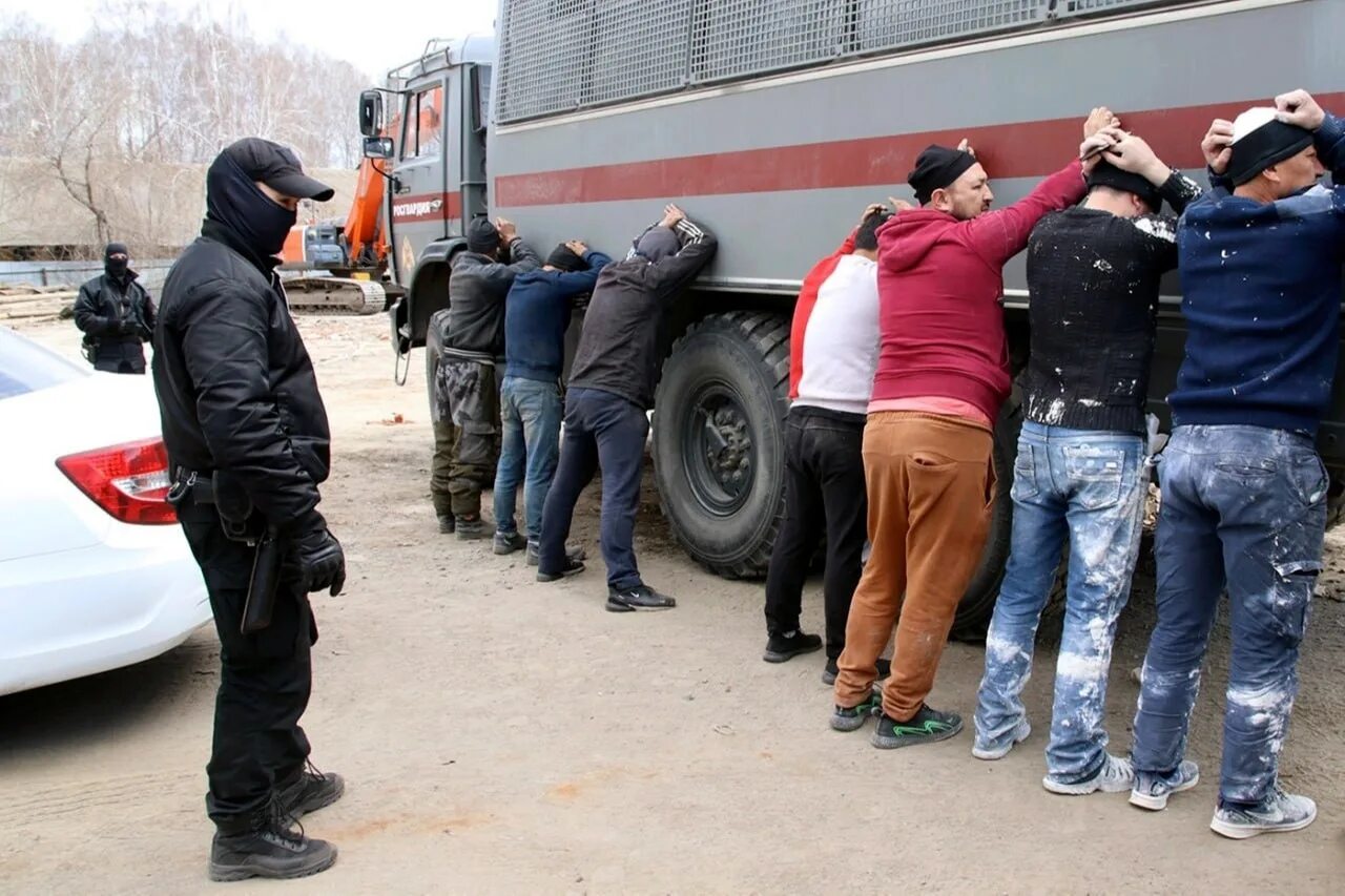 Депортация таджиков видео. Преступность мигрантов. Мигранты и полиция. Облава на мигрантов.