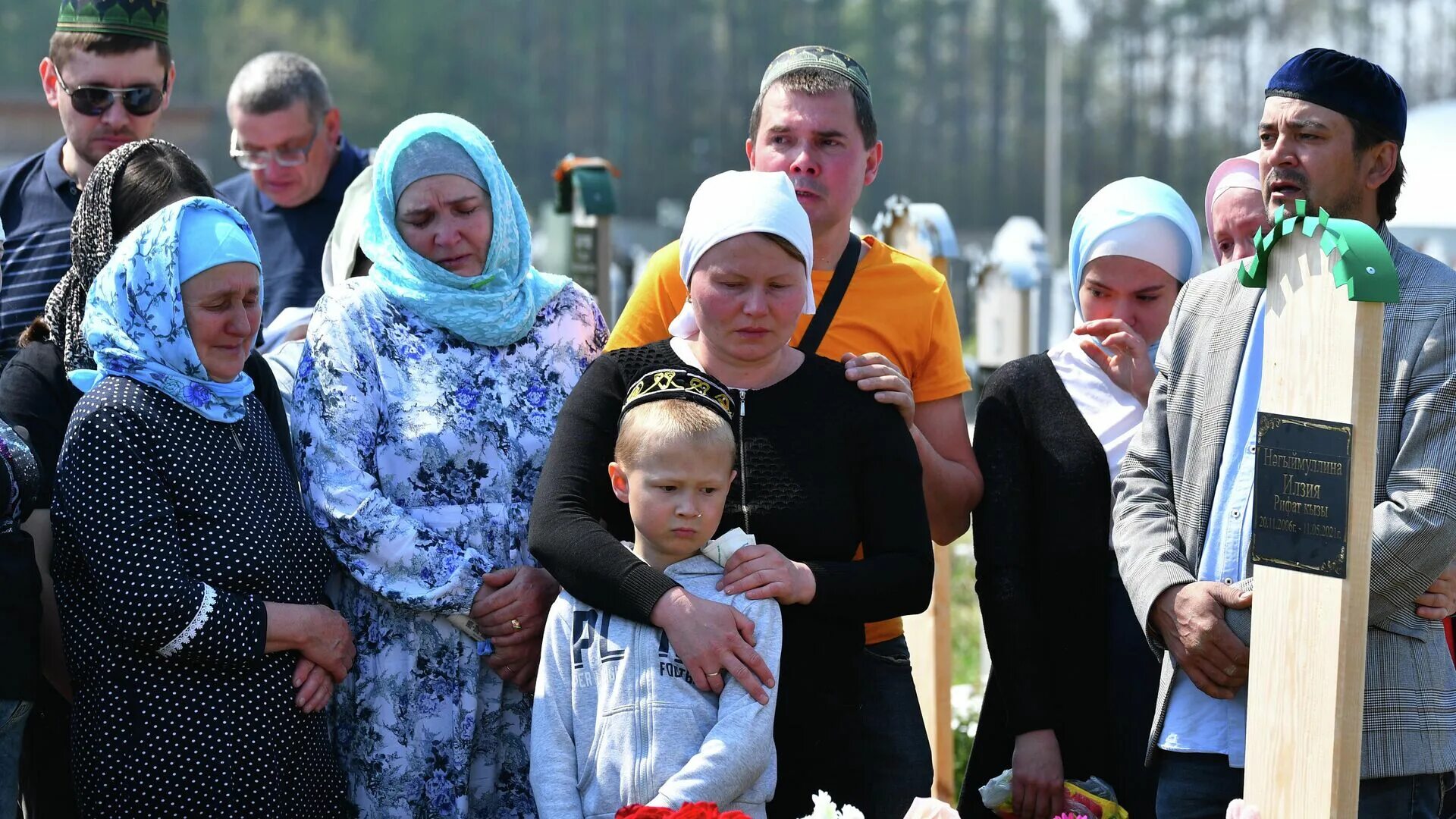 Поминки ребенка. Гимназия 175 Казань Ильназ Галявиев. Похороны погибших в Казани в 175 школе. Гимназия 175 Казань похороны.