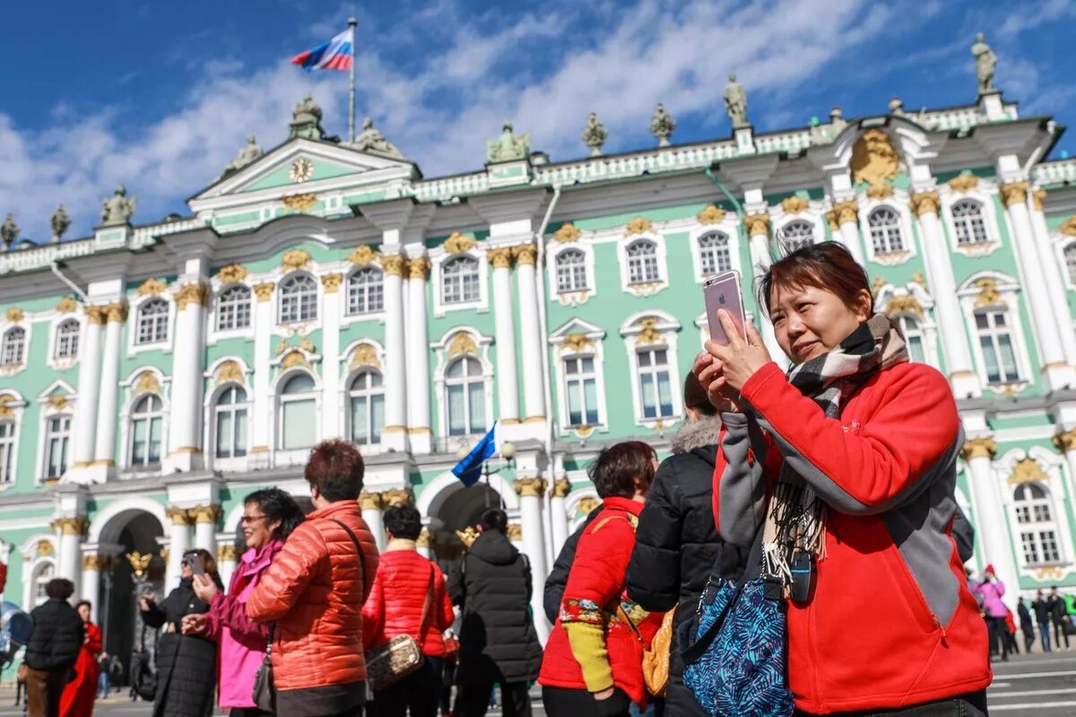 Какая работа в петербурге. Китайские туристы в эрмитаже. китайские туристы в санкт-петербурге. китайские туристы в питере. китайцы в питере.