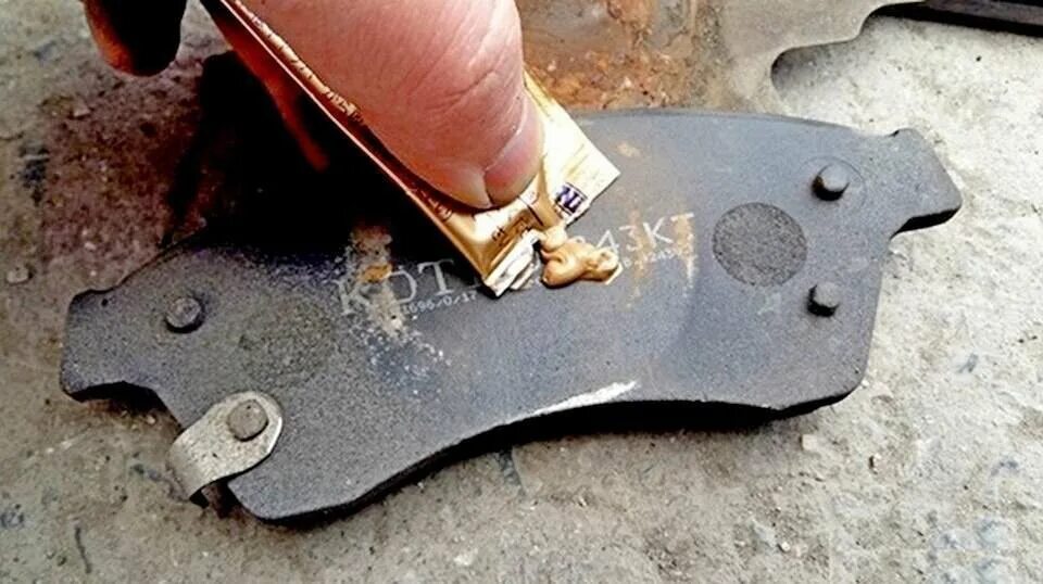 Скрипят накладки. Смазка колодок от скрипа. Скрипят колодки сх-5. Пылят колодки. Скрип колодок.