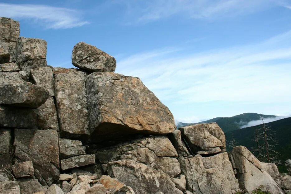 тесла каменные глыбы. горы пидан монолиты. исторические камни. австралия. «балансирующий камень», великобритания.