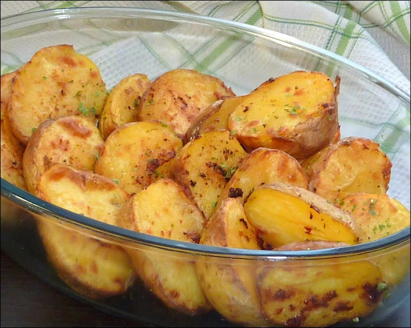 Рецепты вкусной картошки без мяса. Картошка. Картошка в духовке. Картофель запеченный в духовке. Картошка в духовке в формочках.