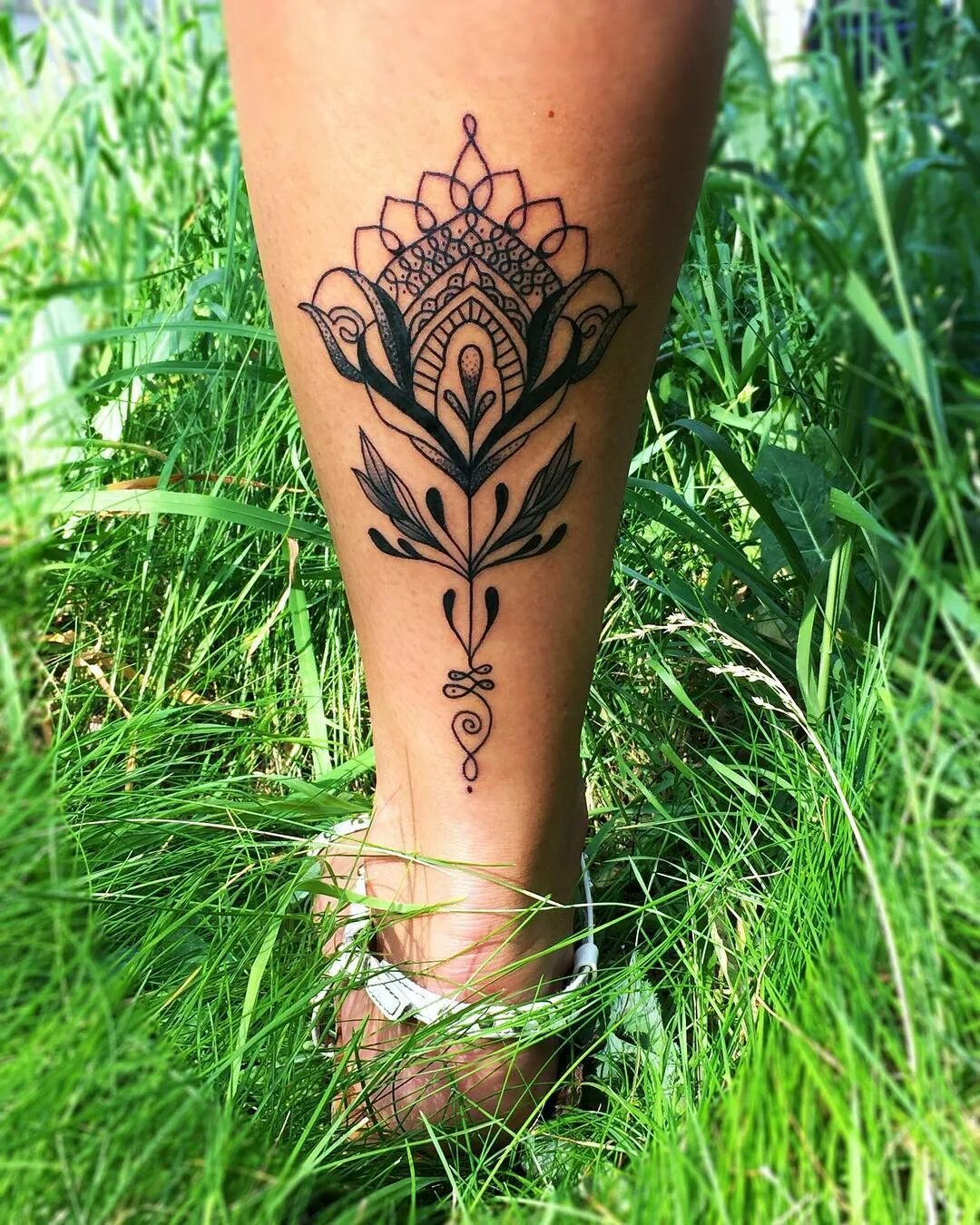 тату на икре женские. тату на голени. тату на икре для девушек. тату на икре. тату на икре ноги.