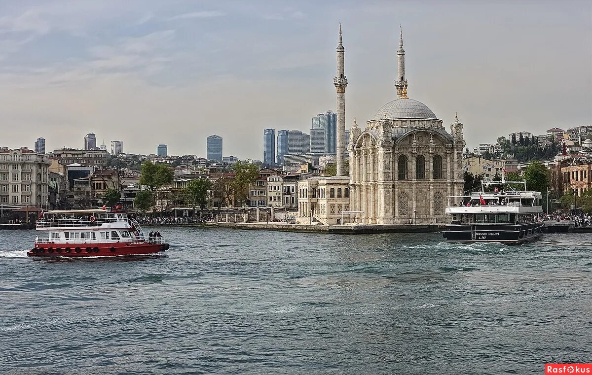 Один день в стамбуле спб. Стамбул Босфор Ортакей. Набережная Ортакей Стамбул. Стамбул набережная Босфора. Стамбул Босфор мечеть.