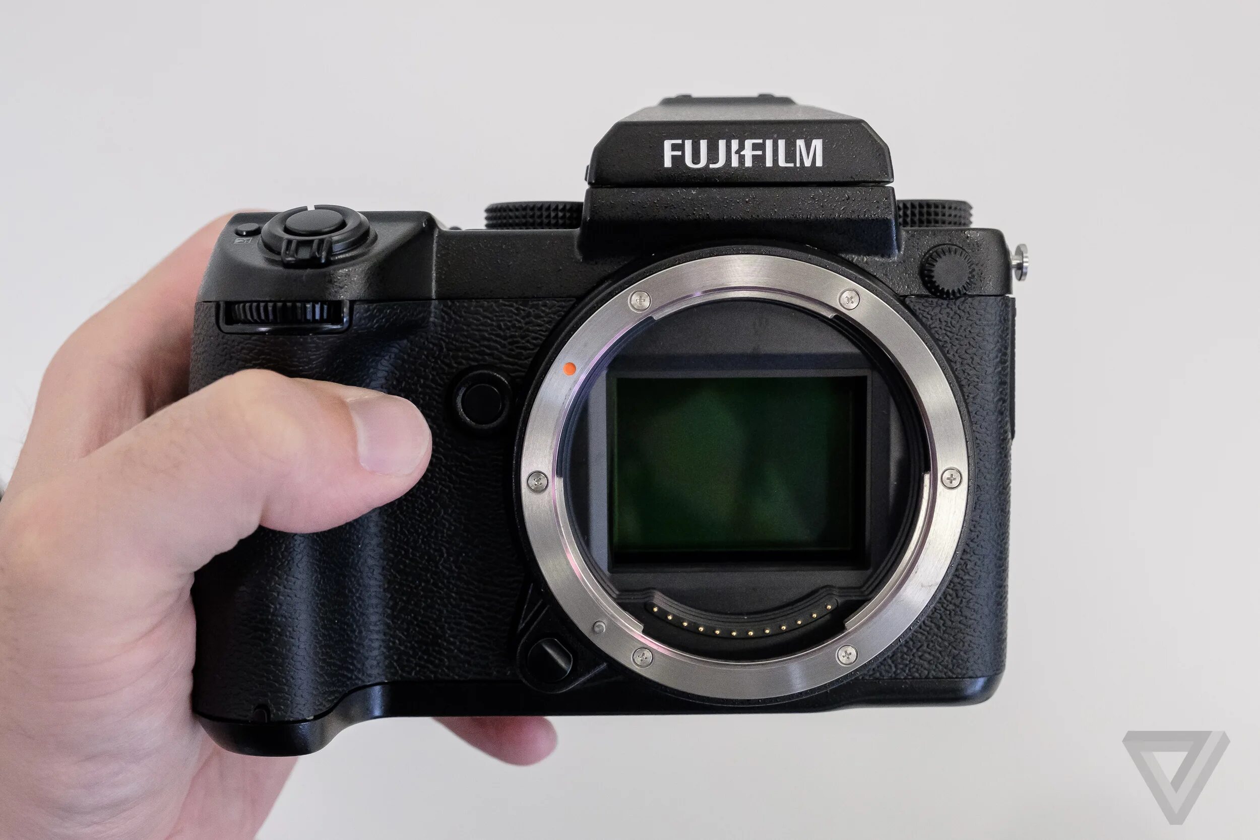Матрица камеры с объективом. Фотоаппарат Фуджи GFX 50s. Fujifilm GFX 100s. Fujifilm GFX 50r снимки. Fuji x100 линзы.