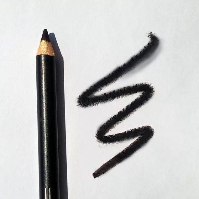 Темно карандаш. Eye lip liner pencil mac. черный карандаш. растушевка карандаша для глаз. чёрный карандаш для глаз с растушевкой.