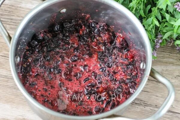 Красная смородина с сахаром. Турок перебирает ягоды. Джем из замороженных ягод. Смородина замороженная варенье рецепт. Смородина замороженная варенье рецепт.