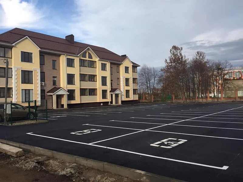 Аскетичный домик. Fortune of the five houses. Дом сирот. Максим хирик пять детей фото. Белое здание в пригородном.