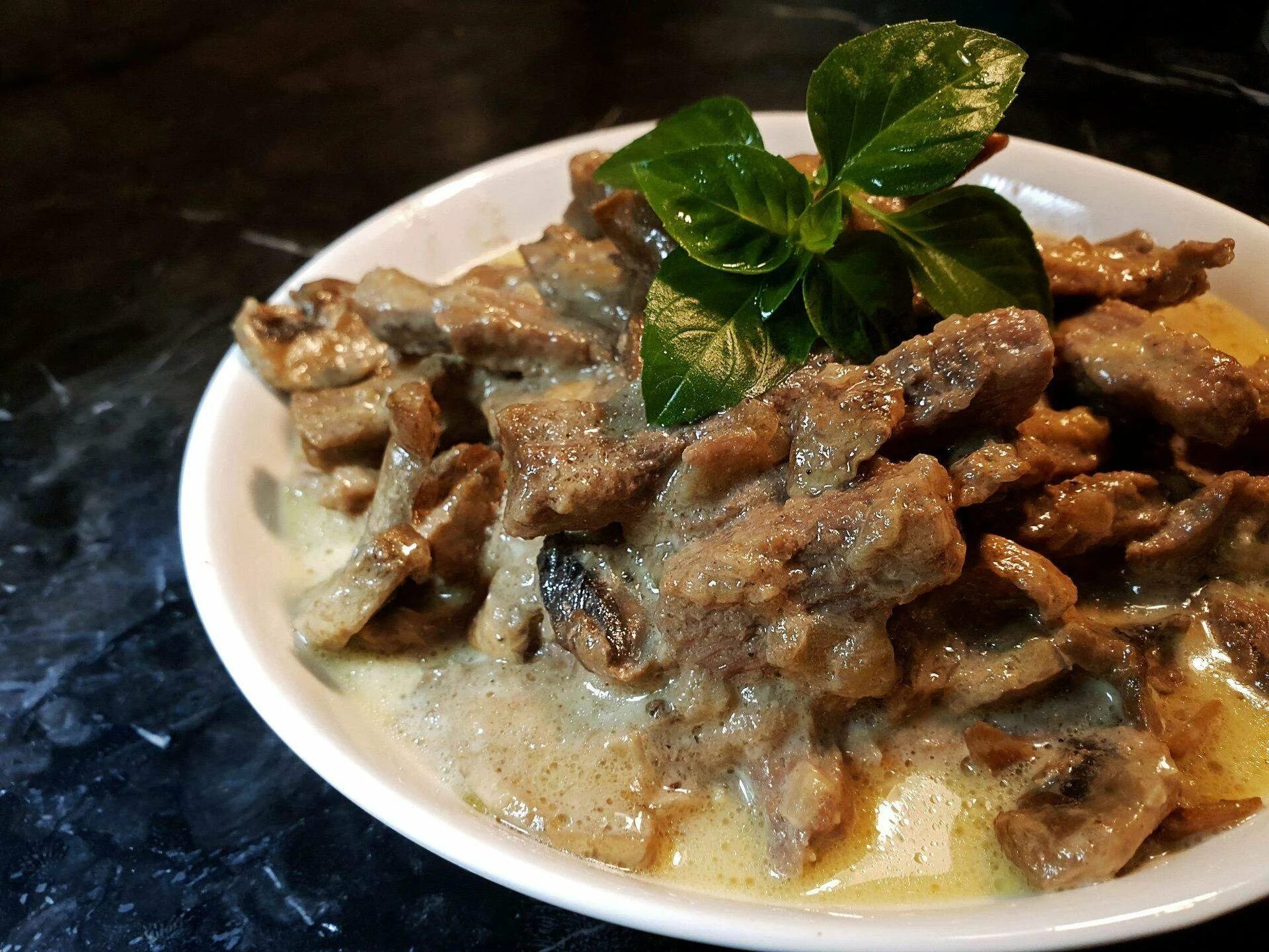 Мраморный бефстроганов. Бефстроганов со сметаной рецепт на сковороде. Бефстроганов со сметаной рецепт на сковороде. Бефстроганов из говядины со сметаной на сковороде. Бефстроганов со сметаной рецепт на сковороде.