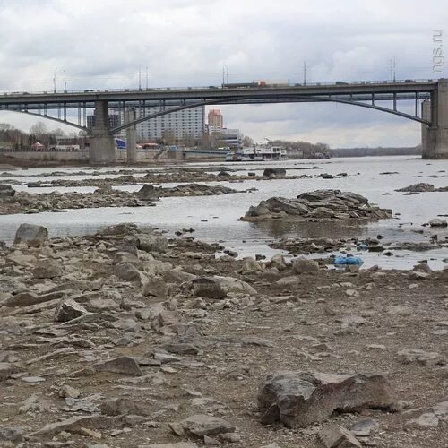 Уровень воды в реке обь город новосибирск. Река Обь обмелела. Обь в Барнауле обмелела. Низкий уровень воды. Обмеление Невы.
