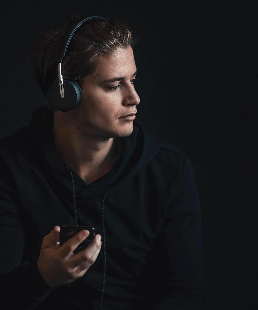 Kygo слушать. Кайго певец. Kygo норвежский диджей. Kygo и Avicii. Знаменитые наушники.